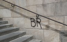 Chlouba Prahy opět poničena! Vandal se podepsal na Karlův most