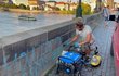 Restaurátor Jakub Tlučhoř začal 10. července 2021 odstraňovat graffiti z pražského Karlova mostu. Odhadl, že práci dokončí v řádu dní. Vandalské projevy sprejerů odstraňoval z nejstaršího mostu v Praze už několikrát, tento případ ale označil za zatím nejrozsáhlejší.