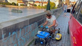 Graffiti z Karlova mostu zmizelo, restaurátor ho odstraňoval celý víkend. Škoda 100 tisíc