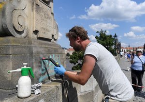 Restaurátor Jakub Tlučhoř začal 10. července 2021 odstraňovat graffiti z pražského Karlova mostu. Odhadl, že práci dokončí v řádu dní. Vandalské projevy sprejerů odstraňoval z nejstaršího mostu v Praze už několikrát, tento případ ale označil za zatím nejrozsáhlejší.