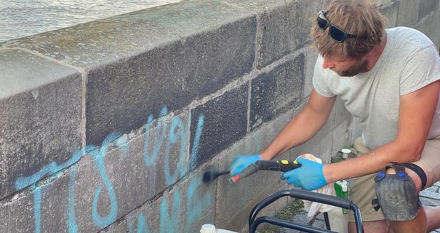 Restaurátor Jakub Tlučhoř začal 10. července 2021 odstraňovat graffiti z pražského Karlova mostu. Odhadl, že práci dokončí v řádu dní. Vandalské projevy sprejerů odstraňoval z nejstaršího mostu v Praze už několikrát, tento případ ale označil za zatím nejrozsáhlejší.