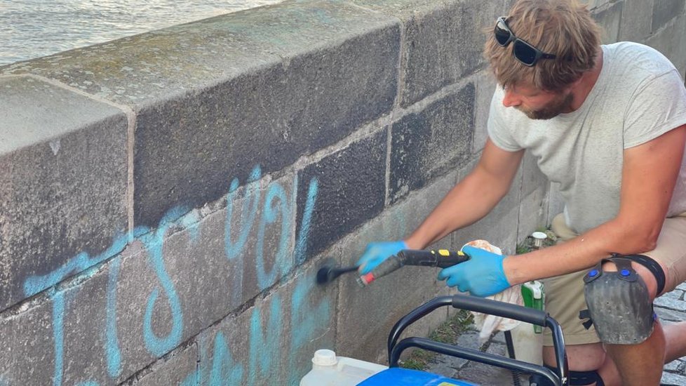 Restaurátor Jakub Tlučhoř začal 10. července 2021 odstraňovat graffiti z pražského Karlova mostu. Odhadl, že práci dokončí v řádu dní. Vandalské projevy sprejerů odstraňoval z nejstaršího mostu v Praze už několikrát, tento případ ale označil za zatím nejrozsáhlejší.