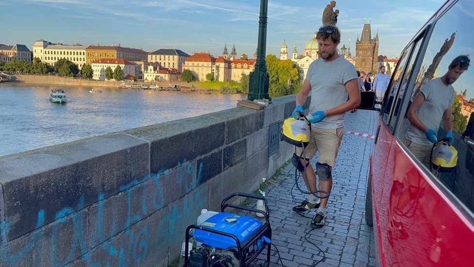 Restaurátor Jakub Tlučhoř začal 10. července 2021 odstraňovat graffiti z pražského Karlova mostu. Odhadl, že práci dokončí v řádu dní. Vandalské projevy sprejerů odstraňoval z nejstaršího mostu v Praze už několikrát, tento případ ale označil za zatím nejrozsáhlejší.