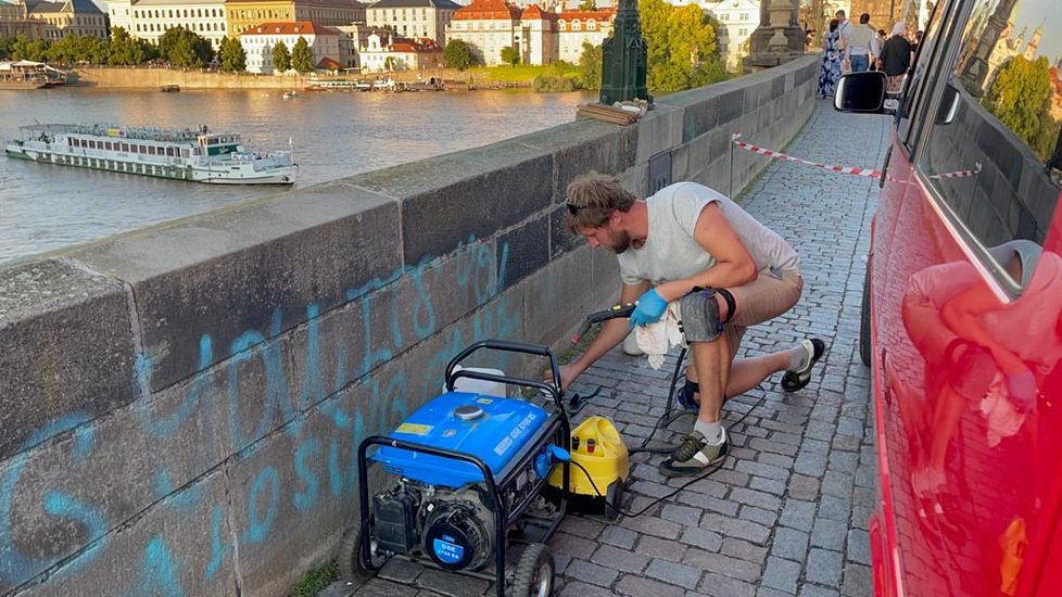 Restaurátor Jakub Tlučhoř začal 10. července 2021 odstraňovat graffiti z pražského Karlova mostu. Odhadl, že práci dokončí v řádu dní. Vandalské projevy sprejerů odstraňoval z nejstaršího mostu v Praze už několikrát, tento případ ale označil za zatím nejrozsáhlejší.