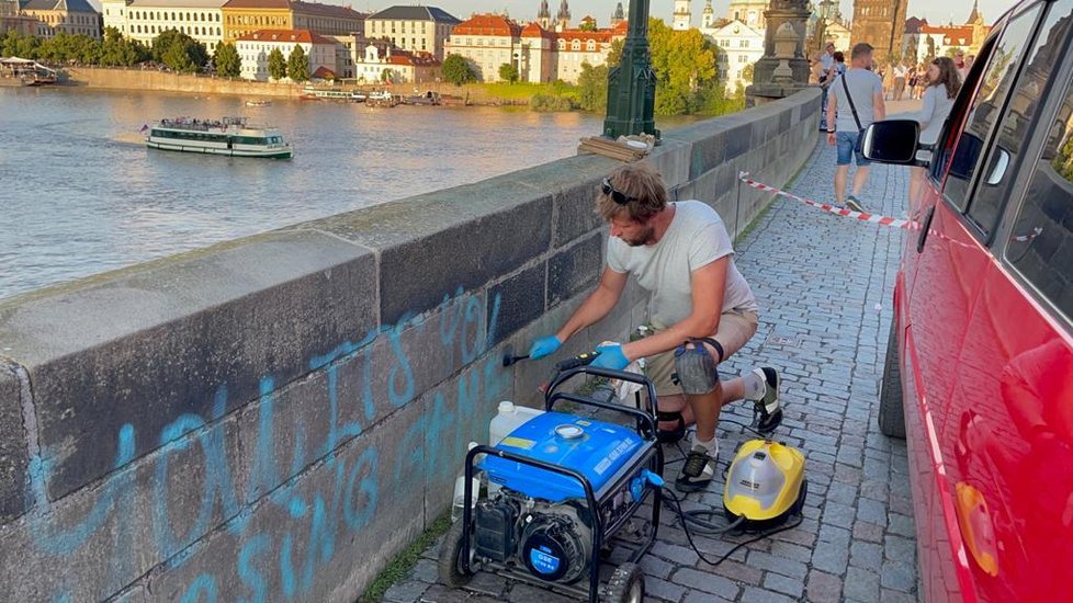 Restaurátor Jakub Tlučhoř začal 10. července 2021 odstraňovat graffiti z pražského Karlova mostu. Odhadl, že práci dokončí v řádu dní. Vandalské projevy sprejerů odstraňoval z nejstaršího mostu v Praze už několikrát, tento případ ale označil za zatím nejrozsáhlejší.