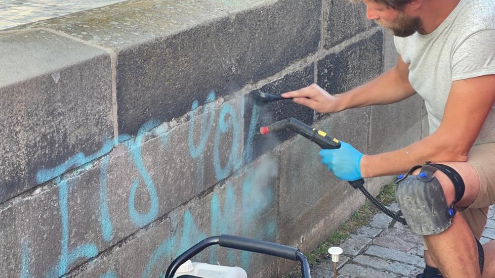 Restaurátor Jakub Tlučhoř začal 10. července 2021 odstraňovat graffiti z pražského Karlova mostu. Odhadl, že práci dokončí v řádu dní. Vandalské projevy sprejerů odstraňoval z nejstaršího mostu v Praze už několikrát, tento případ ale označil za zatím nejrozsáhlejší.