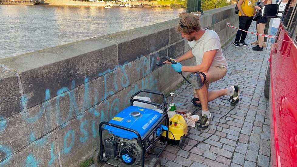 Restaurátor Jakub Tlučhoř začal 10. července 2021 odstraňovat graffiti z pražského Karlova mostu. Odhadl, že práci dokončí v řádu dní. Vandalské projevy sprejerů odstraňoval z nejstaršího mostu v Praze už několikrát, tento případ ale označil za zatím nejrozsáhlejší.