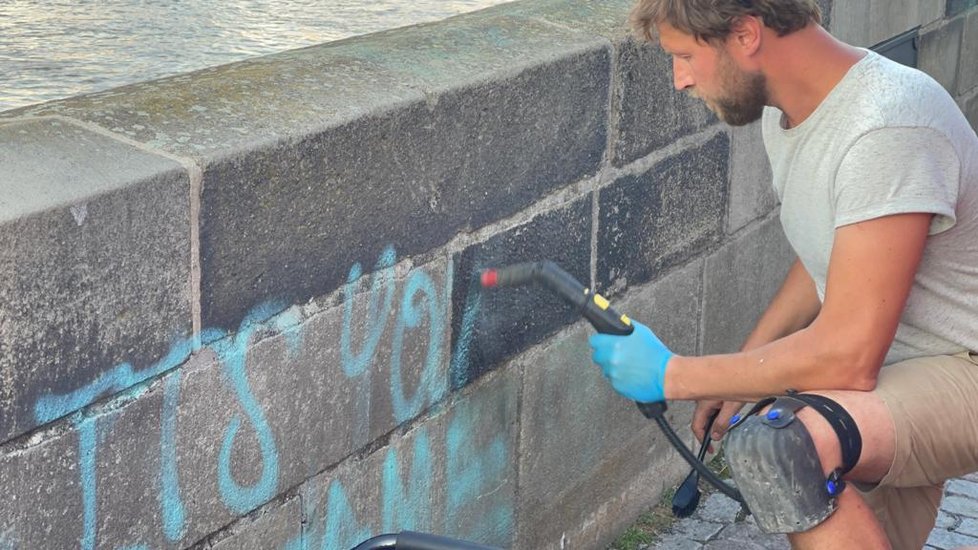 Restaurátor Jakub Tlučhoř začal 10. července 2021 odstraňovat graffiti z pražského Karlova mostu. Odhadl, že práci dokončí v řádu dní. Vandalské projevy sprejerů odstraňoval z nejstaršího mostu v Praze už několikrát, tento případ ale označil za zatím nejrozsáhlejší.