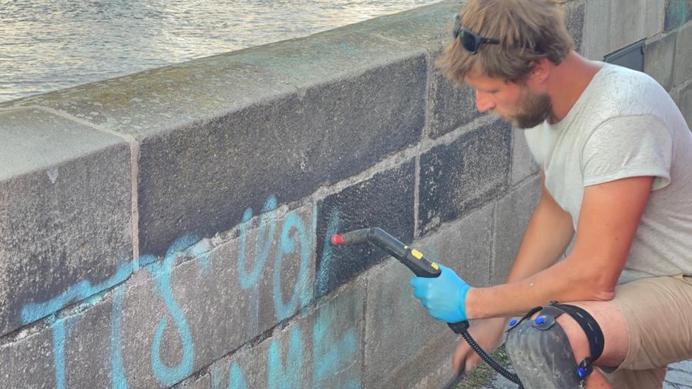 Restaurátor Jakub Tlučhoř začal 10. července 2021 odstraňovat graffiti z pražského Karlova mostu. Odhadl, že práci dokončí v řádu dní. Vandalské projevy sprejerů odstraňoval z nejstaršího mostu v Praze už několikrát, tento případ ale označil za zatím nejrozsáhlejší.