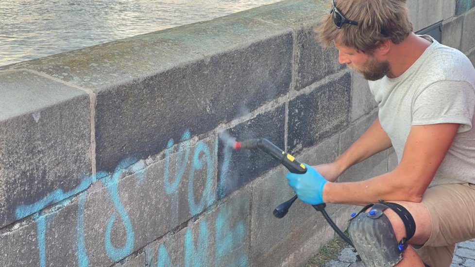 Restaurátor Jakub Tlučhoř začal 10. července 2021 odstraňovat graffiti z pražského Karlova mostu. Odhadl, že práci dokončí v řádu dní. Vandalské projevy sprejerů odstraňoval z nejstaršího mostu v Praze už několikrát, tento případ ale označil za zatím nejrozsáhlejší.