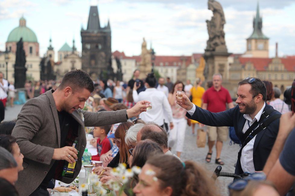Na sousedskou slavnost na Karlově mostě se přišel podívat i pražský radní Jan Chabr
