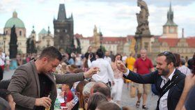 Na sousedskou slavnost na Karlově mostě se přišel podívat i pražský radní Jan Chabr