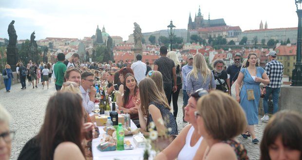 Obří hostiny na Karlově mostě si všímají světová média. Pandemie neskončila, upozorňují na slova WHO