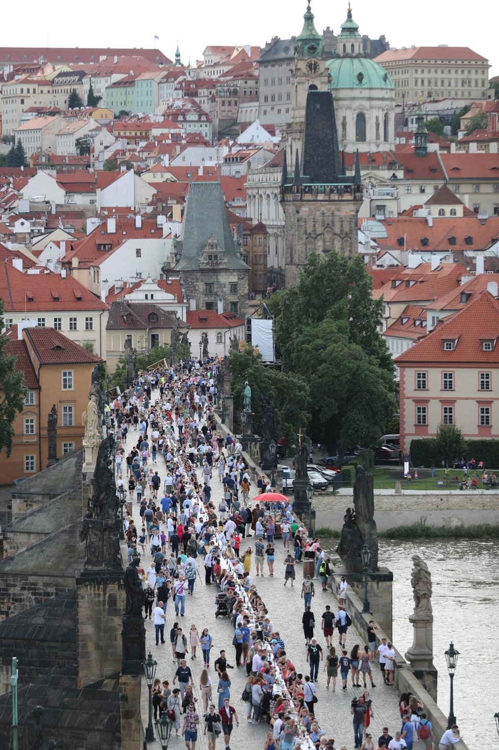 Sousedská slavnost na Karlově mostě