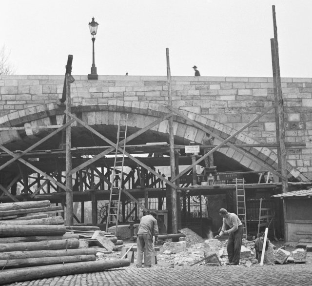 Rekonstrukce suchozemského oblouku Karlova mostu roku 1949