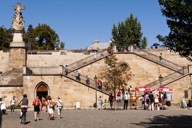 Schodiště z Karlova mostu na Kampu.