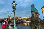 Každý prosinec vyráží Jan Žákovec na Karlův most ručně postaru rozsvěcet plynové lampy. Budí tak zaslouženou pozornost turistů i místních, kteří vzpomínají na časy, kdy se lampáři po ulicích pohybovali běžně.