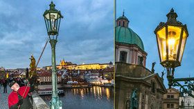 Světlonoš z Karlova mostu: Jeden z posledních lampářů světa každý den rozsvěcí centrum Prahy
