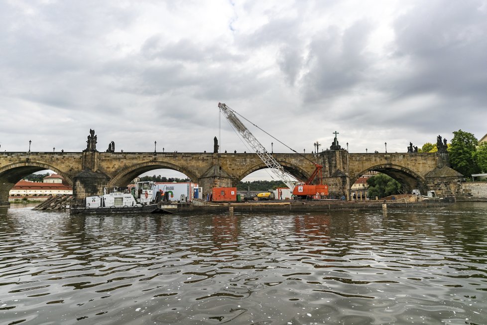 Karlův most se dočká sedmi nových ledolamů. Jejich dřevo pochází z Moravy a vydržet by mělo desítky let.