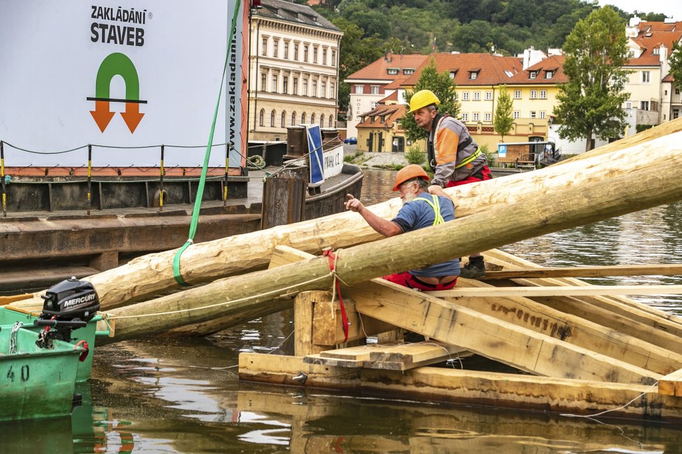 Karlův most se dočká sedmi nových ledolamů. Jejich dřevo pochází z Moravy a vydržet by mělo desítky let.