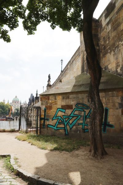 O způsobu odstranění graffiti z pilíře Karlova mostu musí rozhodnout památkáři.
