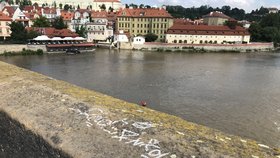 Karlův most se stal znovu terčem vandalů.