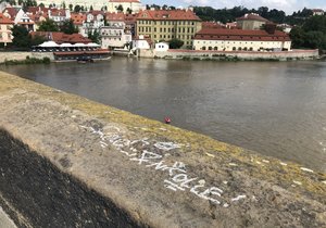 Karlův most se stal znovu terčem vandalů.