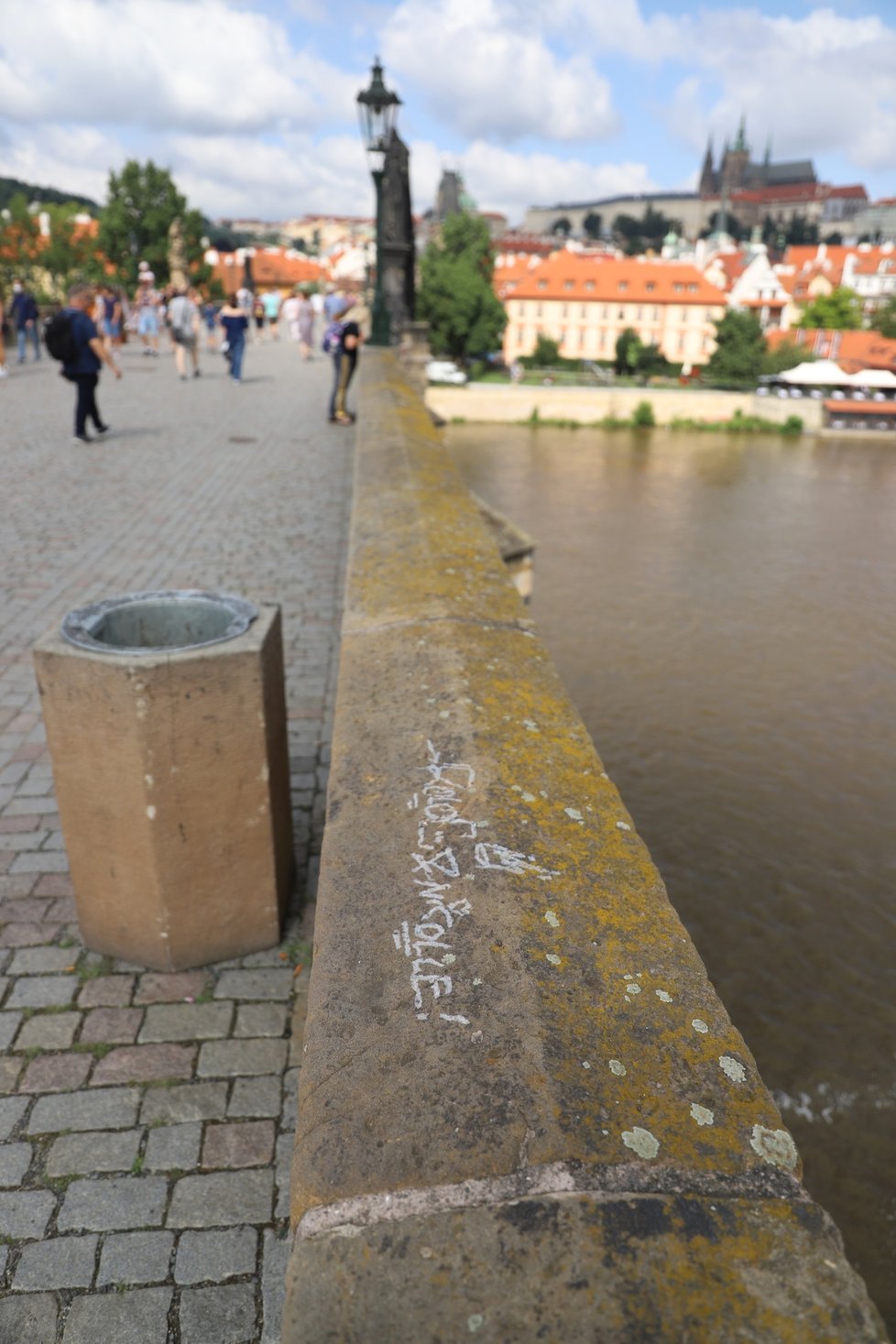 Karlův most se stal znovu terčem vandalů