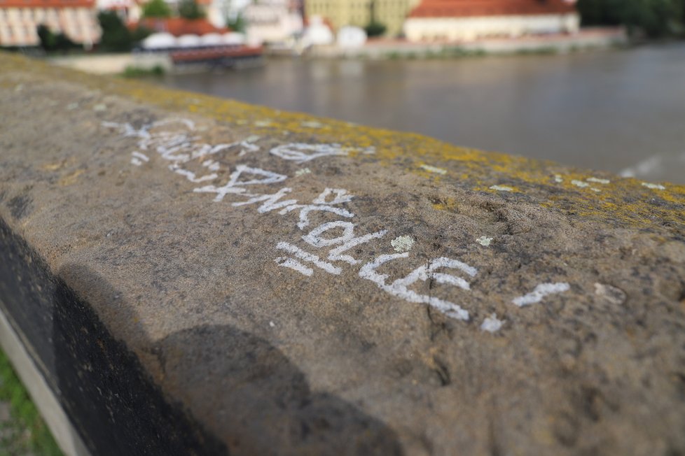 Karlův most se stal znovu terčem vandalů