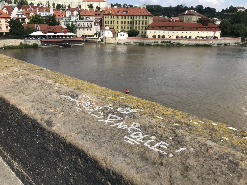 Karlův most se stal znovu terčem vandalů