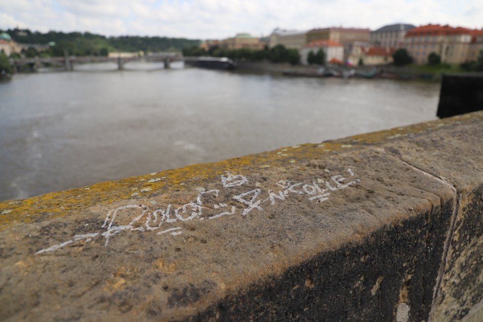 Karlův most se stal znovu terčem vandalů.