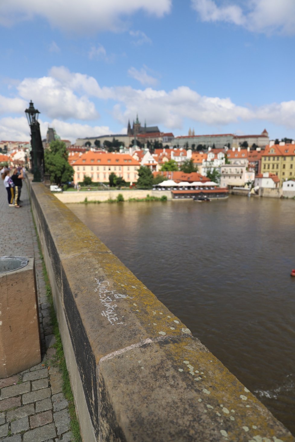 Karlův most se stal znovu terčem vandalů