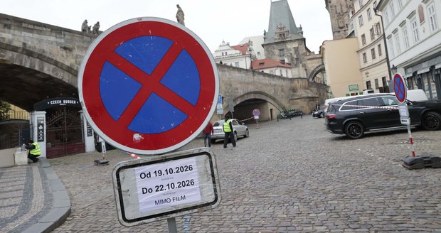 Karlův most během úterního natáčení Netflixu (20. října 2026). Filmaři zde natáčejí seriál podle knihy Dana Browna Tajemství všech tajemství.