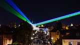 Unikátní světelná podívaná na Karlově mostě! Protne ho paprsek, připomene vynálezce laseru