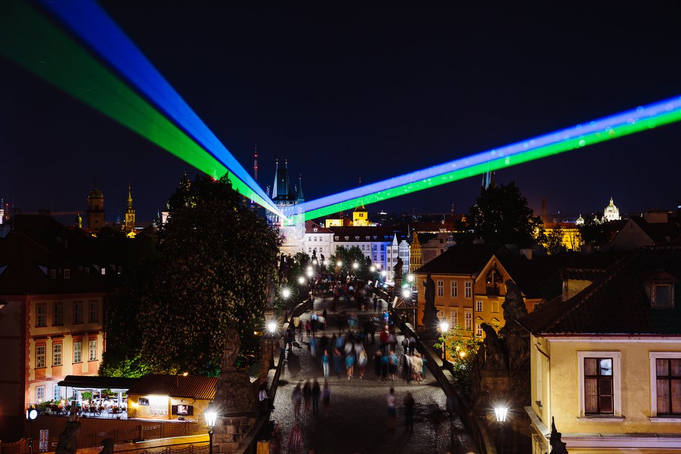 Oba konce Karlova mostu spojil laserový paprsek. (foto ze zkoušky 12. května 2022)