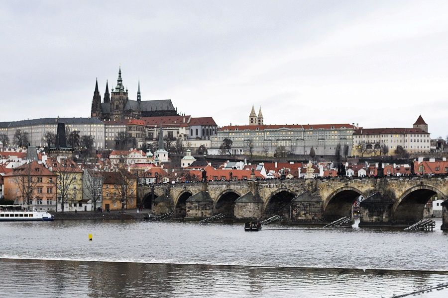 Tříkrálový průvod vzbudil rozruch. Pražané a turisti si s nadšením fotili velbloudy.