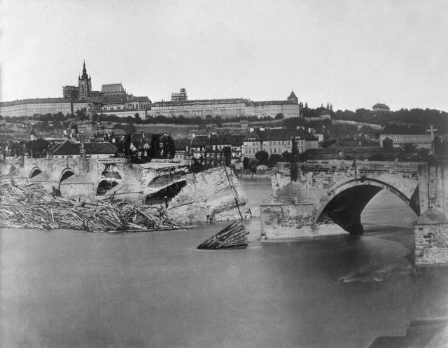 Rozvodněná Vltava roku 1890 způsobila Karlovu mostu rozsáhlé škody.