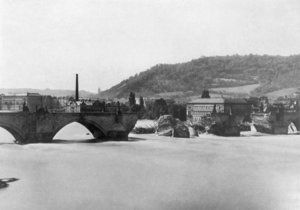 Rozvodněná Vltava roku 1890 způsobila Karlovu mostu rozsáhlé škody.