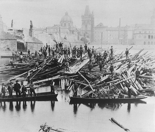 Rozvodněná Vltava roku 1890 způsobila Karlovu mostu rozsáhlé škody.