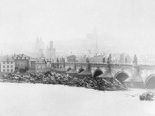 Rozvodněná Vltava roku 1890 způsobila Karlovu mostu rozsáhlé škody.