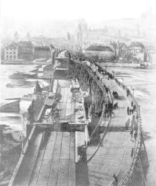 Rozvodněná Vltava roku 1890 způsobila Karlovu mostu rozsáhlé škody.