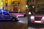 To je drzost! S růžovou limuzínou se projeli po Karlově mostě.