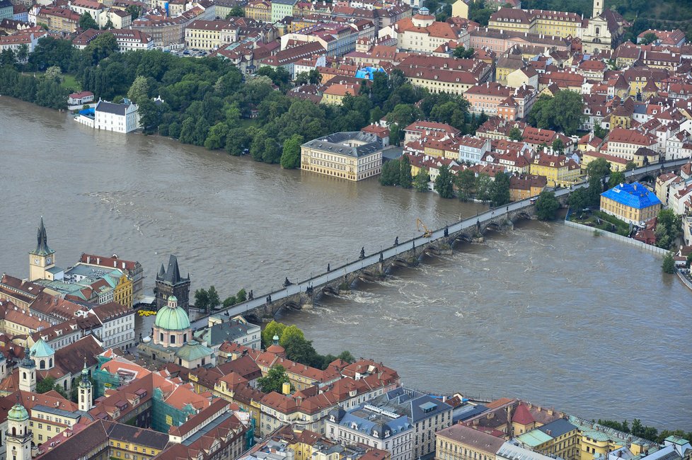 Karlův most je obestřený spoustou tajuplných legend (ilustrační foto).