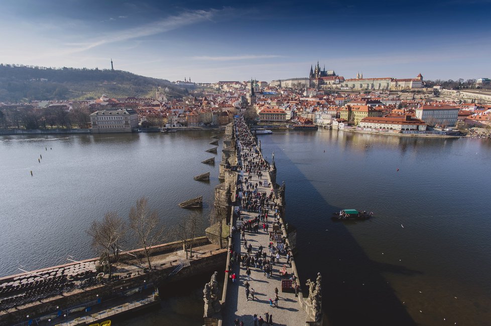 Karlův most v Praze posprejoval neznámý vandal.