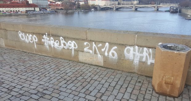 Karlův most v Praze posprejoval vandal.