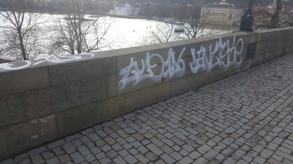 Karlův most v Praze posprejoval vandal.