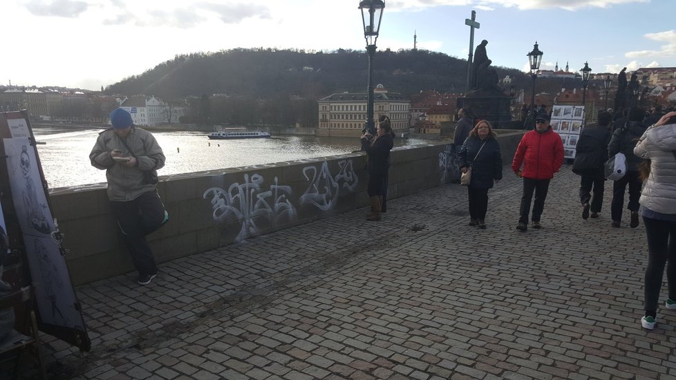 Karlův most v Praze posprejoval vandal
