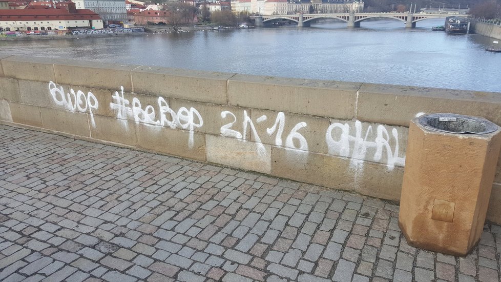 Karlův most v Praze posprejoval vandal.