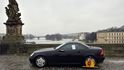 Zaparkovaná auta na Karlově mostě na protest proti papalášství vlády