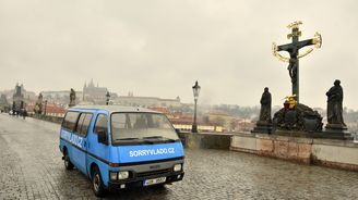 Na Karlově mostě stojí na protest proti papalášství vlády zaparkovaná auta kontroverzního Youtubera